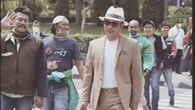 Gubernur Jawa Barat Ridwan Kamil mendatangi kawasan SCBD untuk melakukan fashion show bersama puluhan driver ojek online yang tengah menunggu orderan