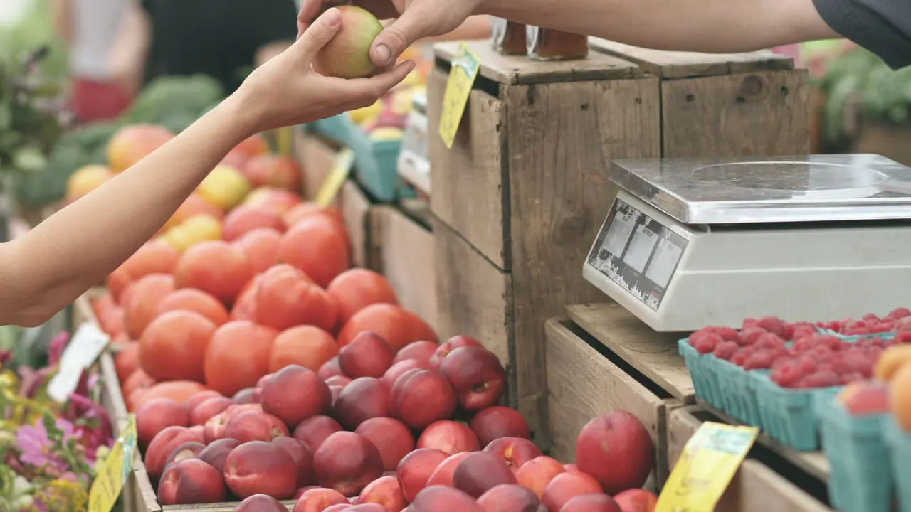 Viral Tukang Buah Menolak Dagangannya Diborong, Alasannya Tak Terduga