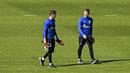 Kiper FC Schalke 04, Alexander Nueberl dan Markus Schubert, saat sesi latihan di Gelsenkirchen, Jerman, Rabu (23/4/2020). FC Schalke 04 menggelar sesi latihan setelah Bundesliga direncanakan akan kembali bergulir pada pada 9 Mei mendatang. (AP/Martin Meissner)