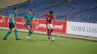 Pemain Timnas Indonesia U-23, Bagus Kahfi (kanan), mencoba melepaskan diri dari kawalan dua pemain Australia U-23. (dok. PSSI)