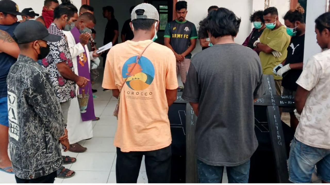 Ketika ditanya tindak lanjut kasus ini, Bayu menyatakan pihaknya bersama TNI akan menindak tegas para pelakunya yang telah membantai warga.<br>
