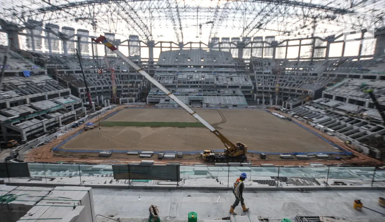 Aktivitas pekerja saat menyelesaikan proyek pembangunan Jakarta International Stadium (JIS) di Papanggo, Jakarta Utara, Selasa (2/9/2021). PT Jakpro mencatat realisasi pembangunan stadion yang diproyeksikan berkapasitas 82.000 penonton itu telah mencapai 71 persen. (merdeka.com/Iqbal S. Nugroho)