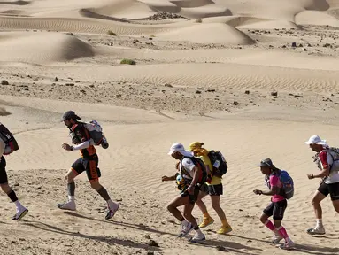 Peserta mengambil bagian dalam lomba lari internasional Marathon des Sables ke-32 tahap ketiga di Gurun Sahara, sebelah selatan Maroko, Selasa (11/4). Maraton ini menempuh jarak 250 km melintasi Gurun Sahara yang panas ekstrem. (JEAN-PHILIPPE KSIAZEK/AFP)