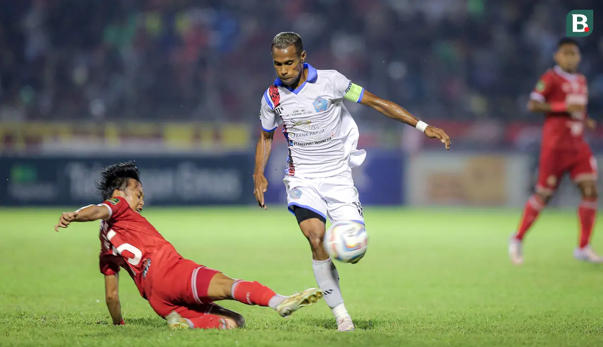 <p>Kapten tim PSBS Biak, Ruben Sanadi (kanan) berusaha melewati adangan pemain Semen Padang, Firman Juliansyah pada laga leg kedua final Pegadaian Liga 2 2023/2024 di Stadion GOR Haji Agus Salim, Padang, Sabtu (9/3/2024). (Bola.com/Bagaskara Lazuardi)</p>