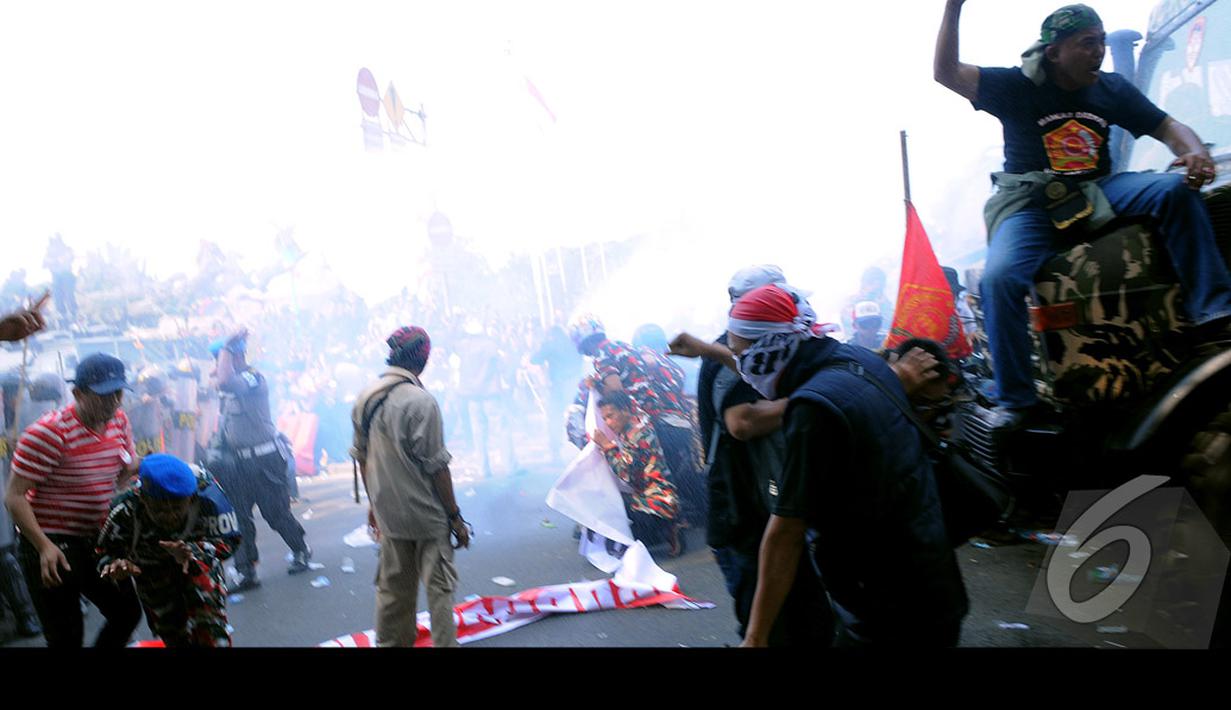 Melihat massa Prabowo yang semakin beringas, anggota kepolisian dengan sigap menembakkan gas air mata ke arah kerumunan massa yang mencoba merangsek masuk menerobos barikade pasukan anti huru-hara kepolisian (Liputan6.com/Faisal R Syam)