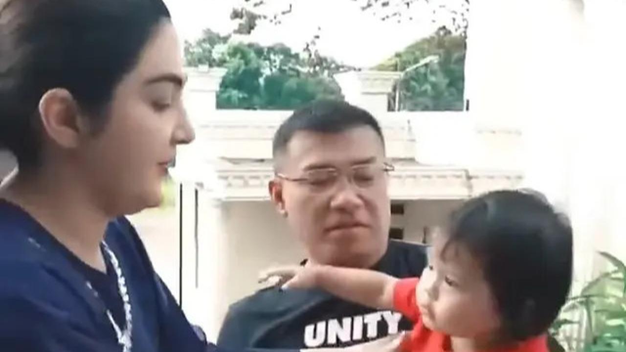 Ketika Anang dan Ashanty Rebutan Momong Baby Ameena, Kocak!