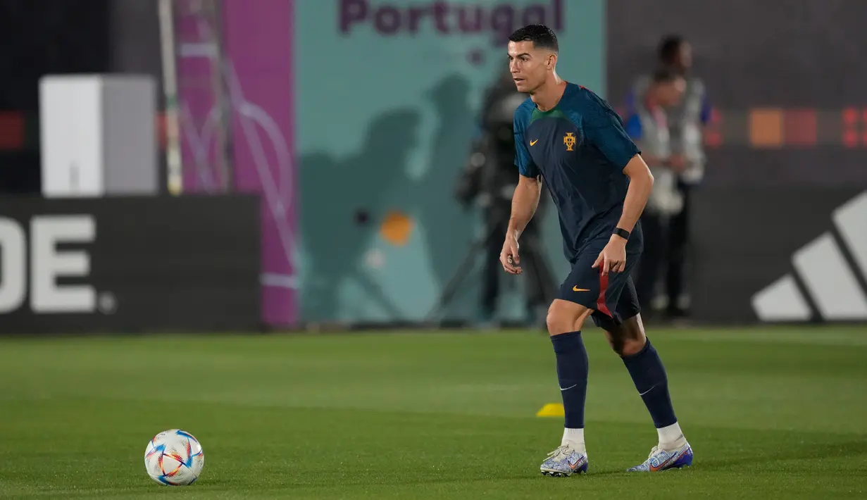 Cristiano Ronaldo mengontrol bola selama latihan resmi Portugal menjelang pertandingan sepak bola Piala Dunia grup H antara Portugal dan Ghana di tempat pelatihan Al Shahaniya SC, Al Shahaniya, Qatar, Rabu (23/11/2022). Musim ini menjadi catatan terendah karir Ronaldo, karena dirinya baru memasukan tiga gol di semua ajang. (AP Photo/Lee Jin-man)