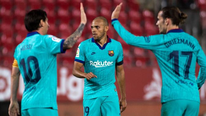 Penyerang Barcelona, Martin Braithwaite (tengah), berhasil menyumbangkan satu gol sekaligus membawa timnya menang 4-0 atas Real Mallorca pada laga pekan ke-28 La Liga di Iberostar Estadi, Sabtu (14/6/2020). (AFP/JAIME REINA)