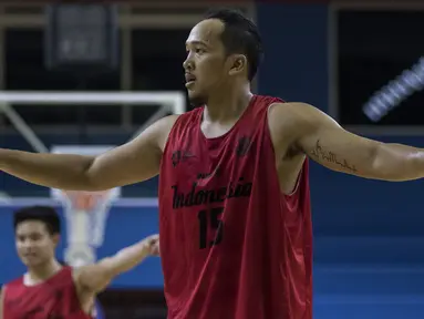 Pebasket Indonesia, Arki Dikania, memberikan instruksi saat ujicoba melawan Satria Muda dan Pelita Jaya di GOR Soemantri, Jakarta, Selasa (7/8/2018). Indonesia menang 113-75 atas SM dan PJ. (Bola.com/Vitalis Yogi Trisna)