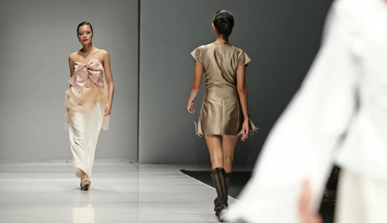 Sejumlah model berjalan diatas catwalk membawakan rancangan Jeffry Tan yang berkolaborasi dengan shampo Serasoft di Jakarta Fashion Week (JFW) 2018 di Senayan City, Jakarta, Selasa (25/10). (Liputan6.com/Herman Zakharia)