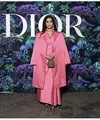 Sonam Kapoor menggunakan Dior Pre Fall 2023 dengan coat silk pink, shirt, dan rok bernuansa senada. Tak ketinggalan aksesori pemanis lainnya mulai dari sepatu, tas, dan perhiasan, semua dari koleksi Dior. (Foto: Dior/ Dok.)