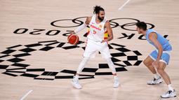 Pebasket Spanyol, Rubio (kiri) berusaha melewati hadangan pebasket Argentina, Leandro Nicolas Bolmaro pada laga Grup C Olimpiade Tokyo 2020 di Saitama Super Arena, Saitama, Jepang, 29 Juli 2021. Rubio kembali dipanggil oleh pelatih Sergio Scariolo untuk Piala Dunia Basket 2023. Sebelumnya, ia sempat absen membela negaranya saat EuroBasket 2022 karena cedera. Sang play maker utama itu diketahui bermain untuk Cleveland Cavaliers pada musim lalu. (AFP/Thomas Coex)