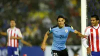 Striker Edinson Cavani (tengah) melakukan selebrasi usai mencetak gol ke gawang Paraguay. (REUTERS/Andres Stapff)