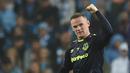 Striker Everton, Wayne Rooney, melakukan selebrasi usai mencetak gol ke gawang Manchester City pada laga Premier League di Stadion Etihad, Selasa (22/8/2017). Wayne Rooney berhasil mencetak gol ke 200 di ajang Premier League. (AFP/Oli Scarff)
