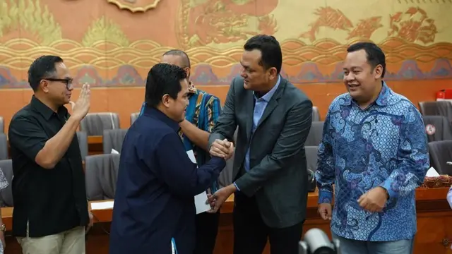 Menteri BUMN Erick Thohir bersama dengan panitia kerja (panja) penyelamatan PT Garuda Indonesia (Persero) Komisi VI DPR RI.