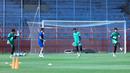 Namun demikian, tim berjulukan The Golden Star itu tetap melahap sesi latihan dengan serius. (Bola.com/M Iqbal Ichsan)