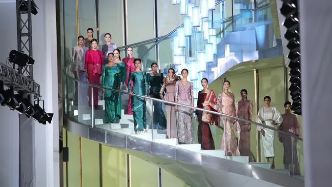 Tampil Feminin di Hari Idul Fitri dengan Koleksi Busana Garapan Desainer Asal Malaysia