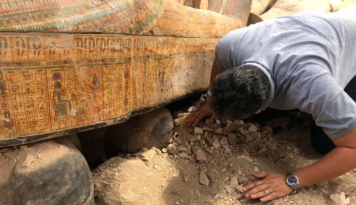 Menteri Purbakala Mesir Khaled el-Anany memeriksa 20 peti mati kuno terbuat dari kayu yang ditemukan di kota Luxor, 15 Oktober 2019. Kementerian menyebutkan penemuan ini merupakan "salah satu yang terbesar dan terpenting" dalam beberapa tahun terakhir. (Egyptian Ministry of Antiquities via AP)