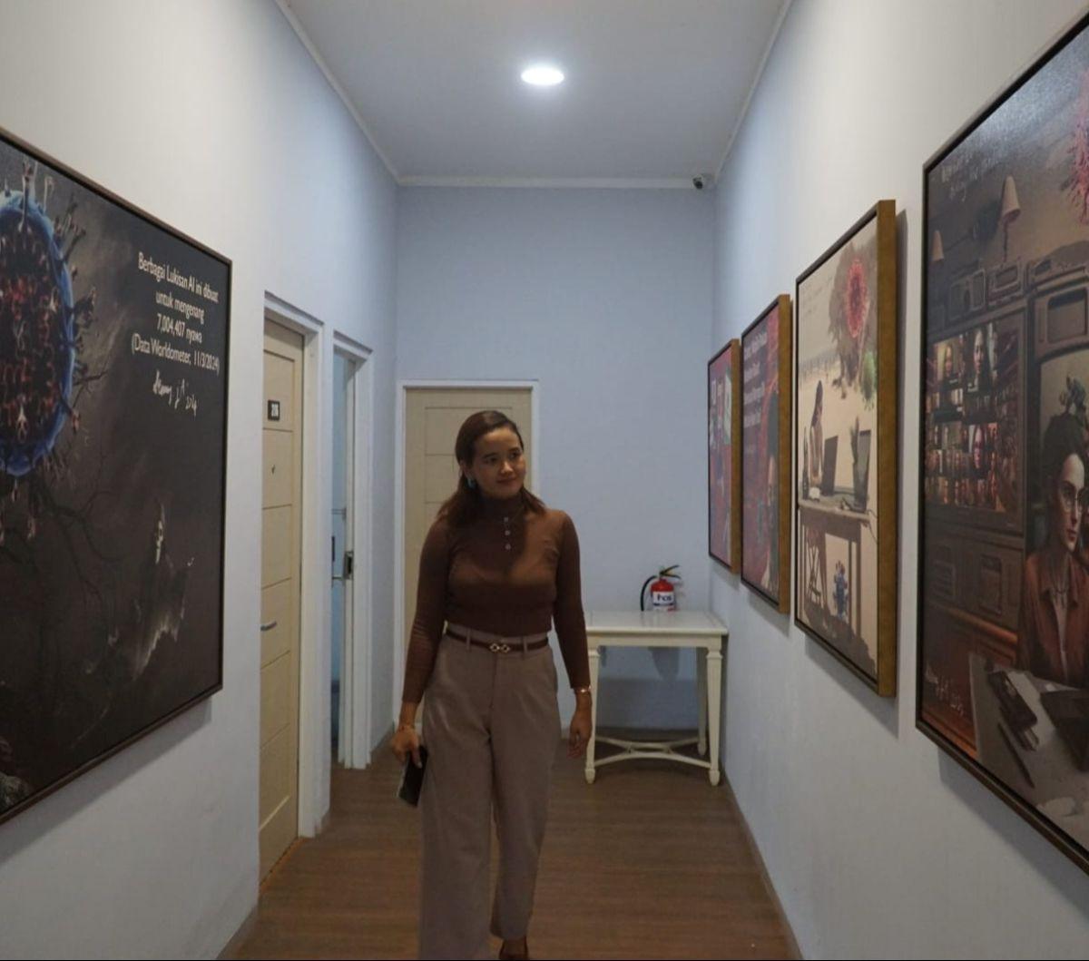Khusus lantai teratas, yaitu di lantai tujuh menampilkan lukisan-lukisan Denny JA mengenai imajinasi anak-anak.<br>