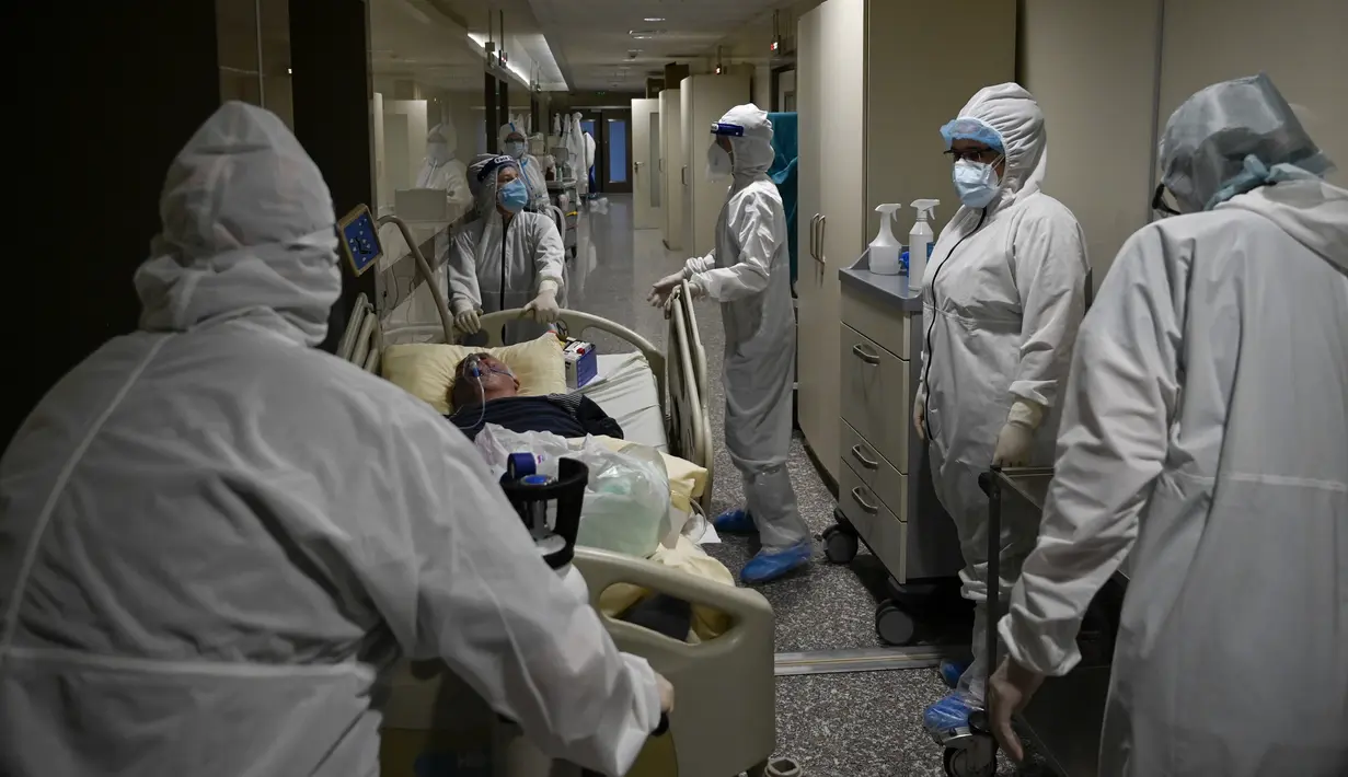 Petugas mendorong brankar pasien Covid-19 di ICU Rumah Sakit Lozenets di Sofia, Selasa (9/11/2021). Bulgaria mencatat rekor kematian harian Covid-19 pada Selasa saat negara dengan jumlah penerima vaksin paling sedikit di Uni Eropa itu menghadapi gelombang keempat pandemi. (Nikolay DOYCHINOV/AFP)