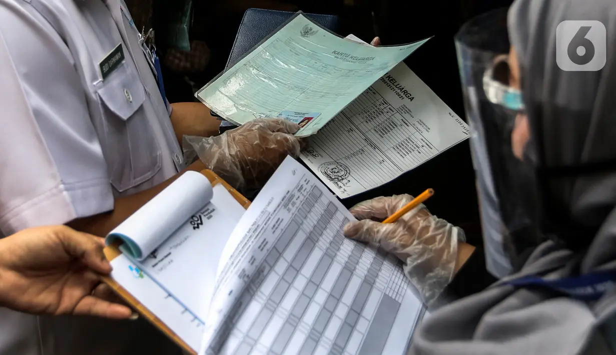 Petugas BPS melakukan sensus penduduk secara langsung ke permukiman warga Pademangan Barat, Jakarta, Rabu (2/9/2020). BPS melakukan sensus penduduk secara tatap muka mulai 1 September untuk mencatat penduduk Indonesia yang belum mengikuti sensus penduduk secara daring. (Liputan6.com/Johan Tallo)
