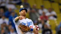 Pemain Los Angeles Dodgers, Logan Forsythe saat melempar bola pada awal inning 12 pertandingan bisbol melawan St. Louis Cardinals di Los Angeles (23/5). (AP Photo / Mark J. Terrill)
