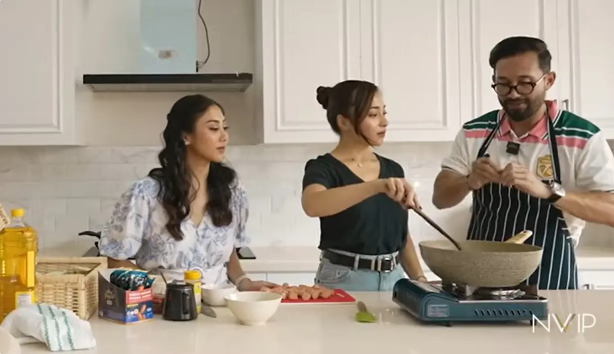 Momen tersebut diunggah di kanal YouTube Nikita Willy Official. Nikita dan adiknya memperhatikan chef saat memotong yang aman dan kemudian mempraktekkan. Setelah selesai, lanjut memasak dengan bahan dasar sosis. [Youtube/Nikita Willy Official]