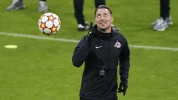 Pelatih RB Salzburg Matthias Jaissle memberi isyarat selama sesi latihan sebelum leg kedua babak 16 besar Liga Champions di Munich, Jerman, Senin (7/3/2022). RB Salzburg akan bertandang ke markas Bayern Munchen di Allianz Arena pada Rabu (9/3) dini hari WIB. (AP Photo/Matthias Schrader)