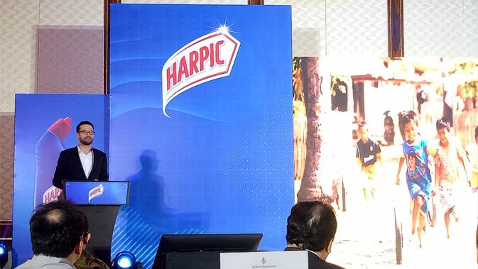 Marketing Director Reckitt Benckiser Hygiene, Luis Ramirez dalam acara Harfic Aksi Toilet 10X LebiH Bersih, Mampang, Jakarta Selatan, Jumat (31/01/2020). (dok. Liputan6.com/Tri Ayu Lutfiani)
