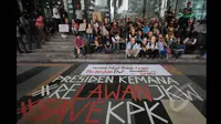 Puluhan pegiat Antikorupsi mengenakan topeng Wakil Ketua KPK, Bambang Widjojanto saat menggelar aksi di Gedung KPK, Jakarta, Sabtu (24/1/2015). (Liputan6.com/Herman Zakharia)