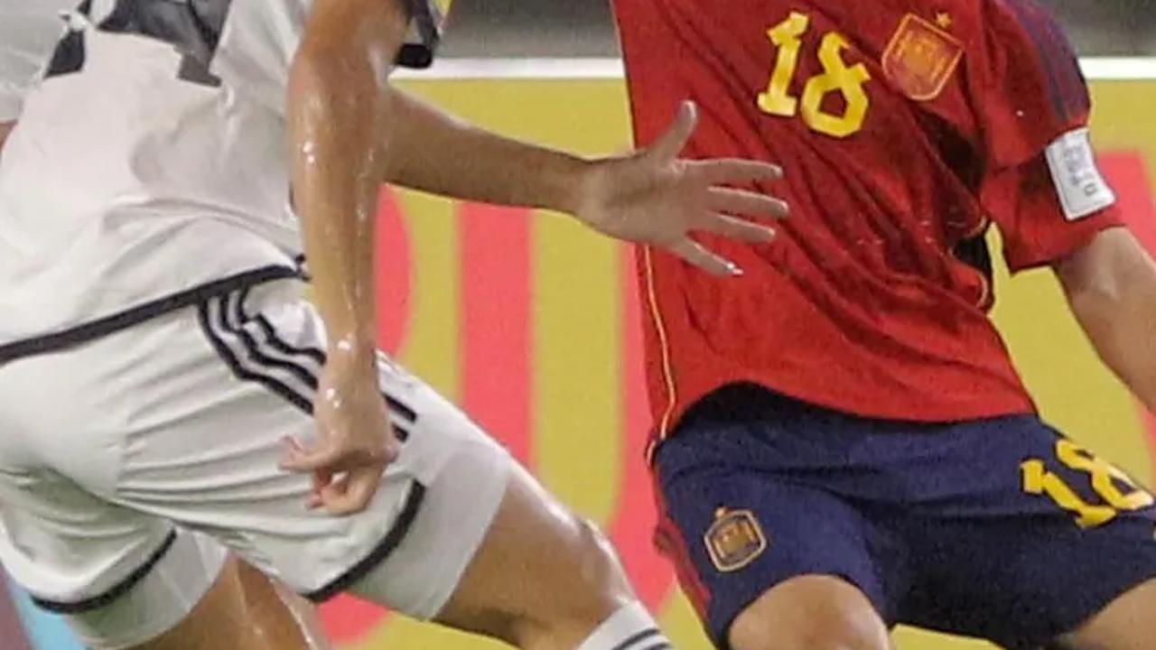 Hingga pada menit kedelapan, Spanyol akhinya mampu mencetak gol dengan cepat melalui aksi Quim Junyent. Skor sementara 1-0.<br>