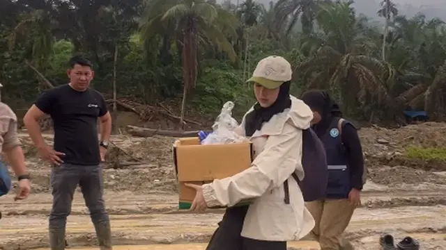 Tampilan Modest Outdoor Tiara Andini Saat Kirim Bantuan Bencana ke Aceh, Padukan Hijab dengan Rompi Volunteer