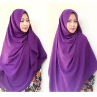 Menggunakan hijab syar'i segiempat kini bisa lebih trendi. (via: istimewa)