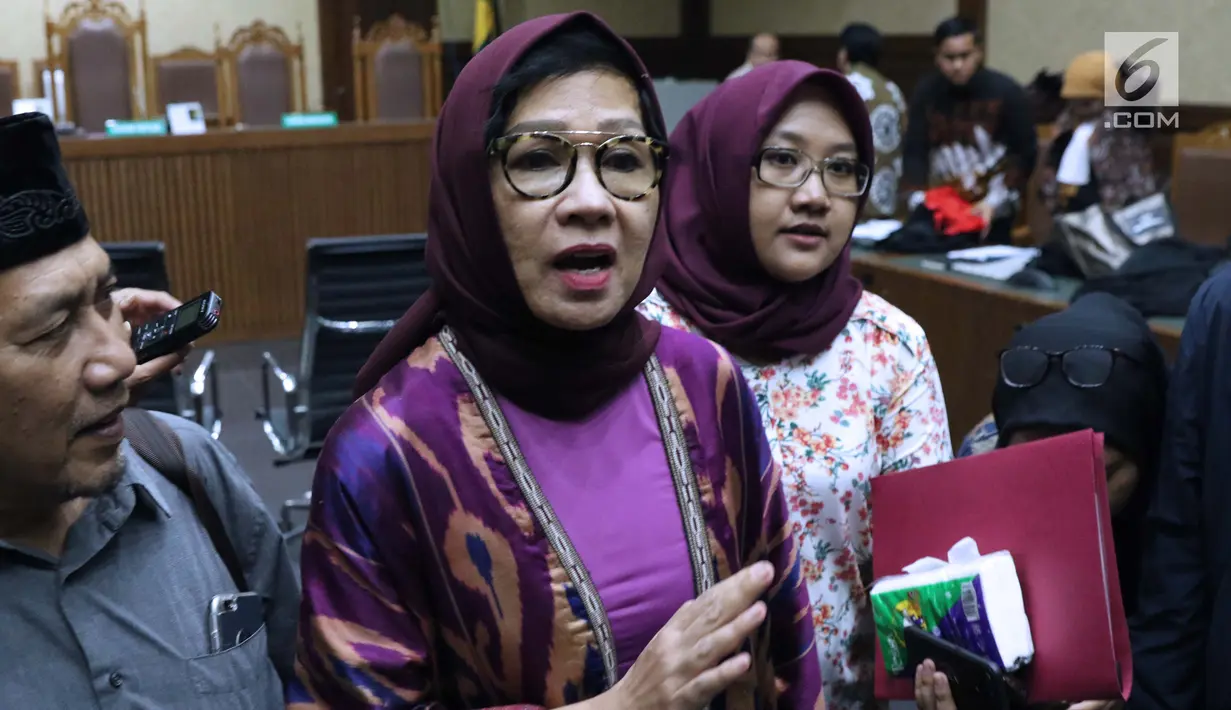 Mantan Dirut PT Pertamina (Persero), Karen G Agustiawan usai menjalani sidang perdana di Pengadilan Tipikor, Jakarta, (31/1). Karen disangka terlibat dugaan korupsi investasi perusahaan di Blok BMG Australia tahun 2009. (Liputan6.com/Helmi Fithriansyah)