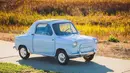 Piaggio tidak hanya memproduksi Vespa versi skuter, namun mereka juga pernah membuat Piaggio Vespa 400 yang merupakan sebuah mobil dua pintu dengan ukuran yang sangat kecil. Mobil kecil ini juga ditenagai mesin kecil yang hanya menghasilkan tenaga hingga 12hp. (Source: hotcars.com)