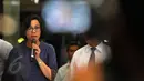 Mantan Menkeu Sri Mulyani Indrawati memberikan keterangan usai diperiksa Bareskrim Polri di Gedung Kementerian Keuangan, Jakarta, Senin (8/6). Sri Mulyani diperiksa sebagai saksi kasus dugaan korupsi penjualan kondensat. (Liputan6.com/Andrian M Tunay)