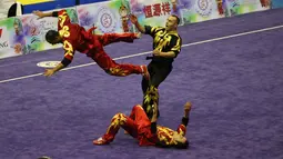 Atlet Wushu Asal Iran, beraksi saat kelas duel pada Kejuaraan Dunia Wushu 2015 di Istora, Senayan, Jakarta, Selasa (17//11/2015). (Bola.com/Nicklas Hanoatubun)