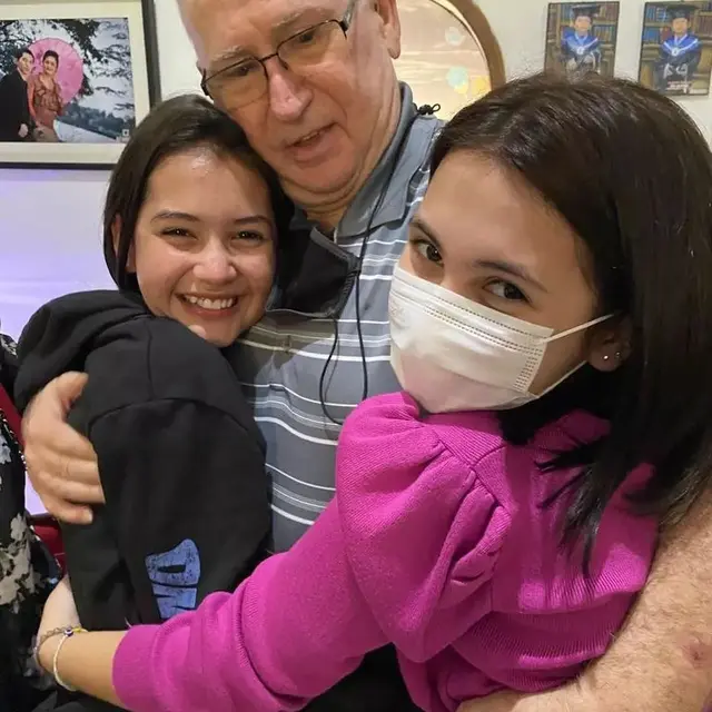 7 Tahun Tak Berjumpa, Ini 6 Momen Temu Kangen Sandrinna Michelle dan Sang Ayah