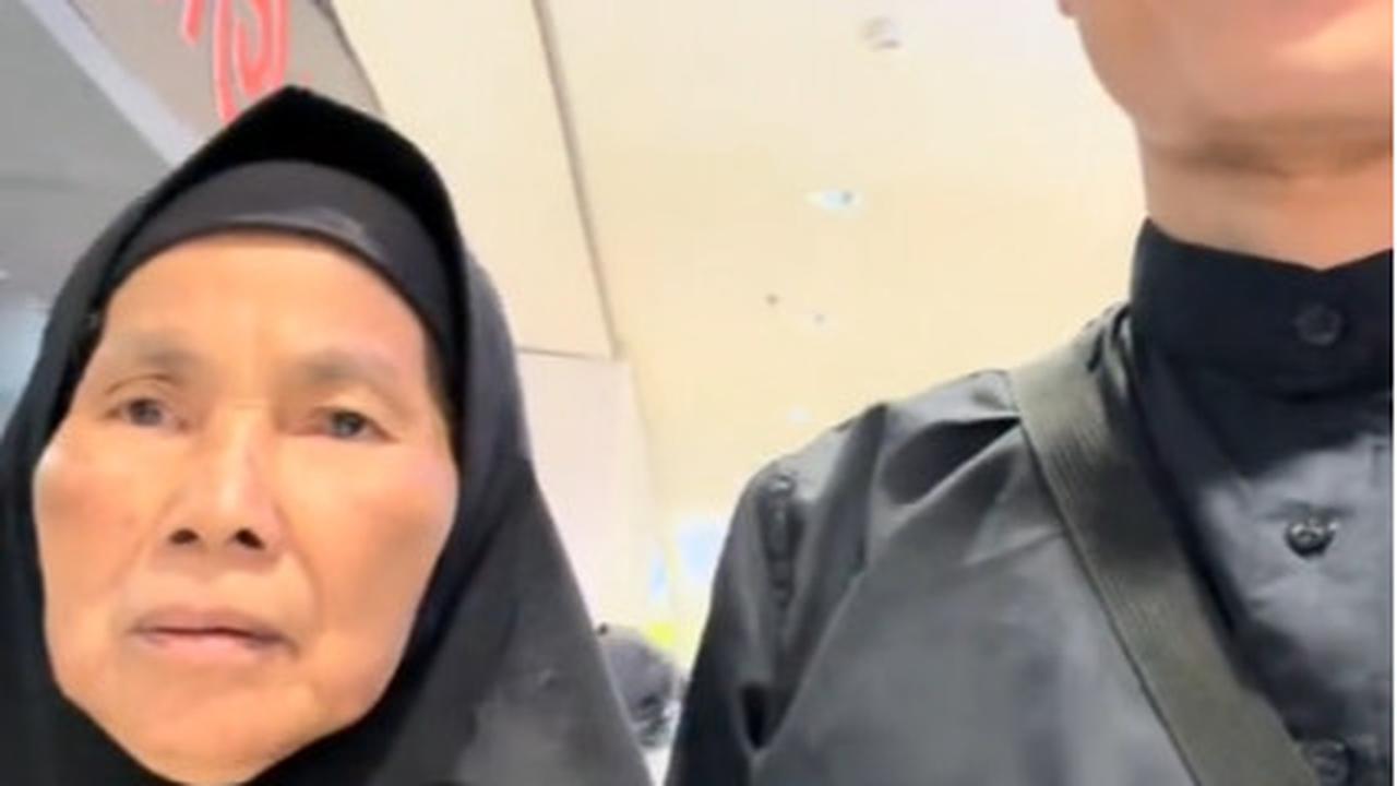 Selalu Tunggu Sang Cucu Kembali di Pintu Rumah, Momen Kedekatan Pria dengan Neneknya Ini Bikin Haru