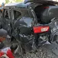 Kereta KA Pasundan menabrak mobil yang dikemudikan Kanit Dikyasa Satlantas Polres Skoharjo di perlintasan tak berpalang pintu di Purbayan, Baki, Sukoharjo, Senin (23/10).(Liputan6.com/Fajar Abrori)