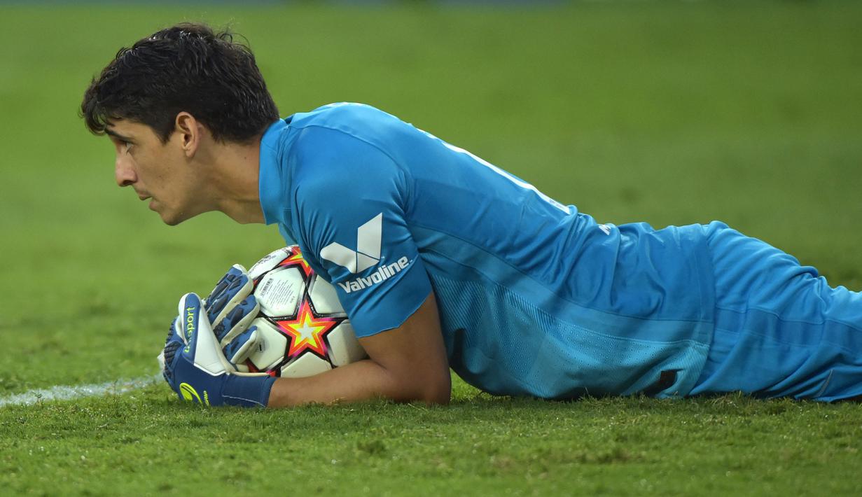 Yassine Bounou yang kini membela Al Hilal setelah meninggalkan Sevilla pada awal musim 2023/2024 sebelumnya pernah tampil di Liga Champions hanya bersama Sevilla, yaitu selama tiga musim mulai 2020/2021 hingga 2022/2023. Dalam tiga musim tersebut ia total tampil dalam 15 laga dengan torehan 4 kali clean sheet dan kebobolan 23 gol. (AFP/Cristina Quicler)