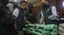 Petugas Badan Narkotika Nasional (BNN) menunjukkan barang bukti narkotika saat pengungkapan hasil Operasi Saber Bersinar 2026 di Kantor BNN RI, Jakarta, Selasa (19/05/2026). (merdeka.com/Arie Basuki)