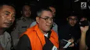 Bupati Muara Enim Ahmad Yani berjalan memasuki kendaraan tahanan usai menjalani pemeriksaan di Gedung KPK, Jakarta, Selasa (3/9/2019). Ahmad Yani terjaring OTT KPK terkait dugaan suap proyek dinas Pekerjaan Umum Kabupaten Muara Enim senilai Rp130 Milyar. (merdeka.com/Dwi Narwoko)
