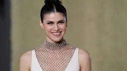 Alexandra Daddario tiba di acara tahunan kedua Academy Museum di Academy Museum of Motion Pictures di Los Angeles, Amerika Serikat, Sabtu (15/10/2022). Mata biru Alex dipercantik dengan eyeliner berwarna hitam. (AP Photo/Chris Pizzello)