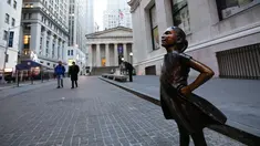 Patung Fearless Girl berdiri di lokasi barunya di depan bursa efek New York, Selasa (11/12). Patung yang menginspirasi jutaan orang dengan pesan feminisme itu sebelumnya berada di depan patung banteng 'Charging Bull' di Broadway. (AP/Mark Lennihan)