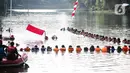 Petugas mengibarkan bendera saat Upacara Peringatan HUT ke-75 RI di Situ Tujuh Muara Pamulang, Tangsel, Senin (17/8/2020). Upacara yang diikuti ratusan aktivis lingkungan hidup dan juga organisasi kepemudaan itu bertujuan agar pemerintah terus menjaga keberadaan situ. (Liputan6.com/Faizal Fanani)