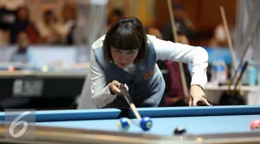 Pebiliar putri DKI Jakarta, Angeline M Ticoalu saat laga penyisihan 10 ball PON XIX Jabar di Graha Manggala Siliwangi, Bandung, Kamis (22/9/2016). Angeline M Ticoalu melaju usai mengalahkan pebiliar Papua, Ari Sarah Wati. (Liputan6.com/Helmi Fithriansyah)