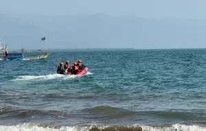 Berenang Pagi di Pantai Karangnaya, Wisatawan Jakarta Mendadak Hilang