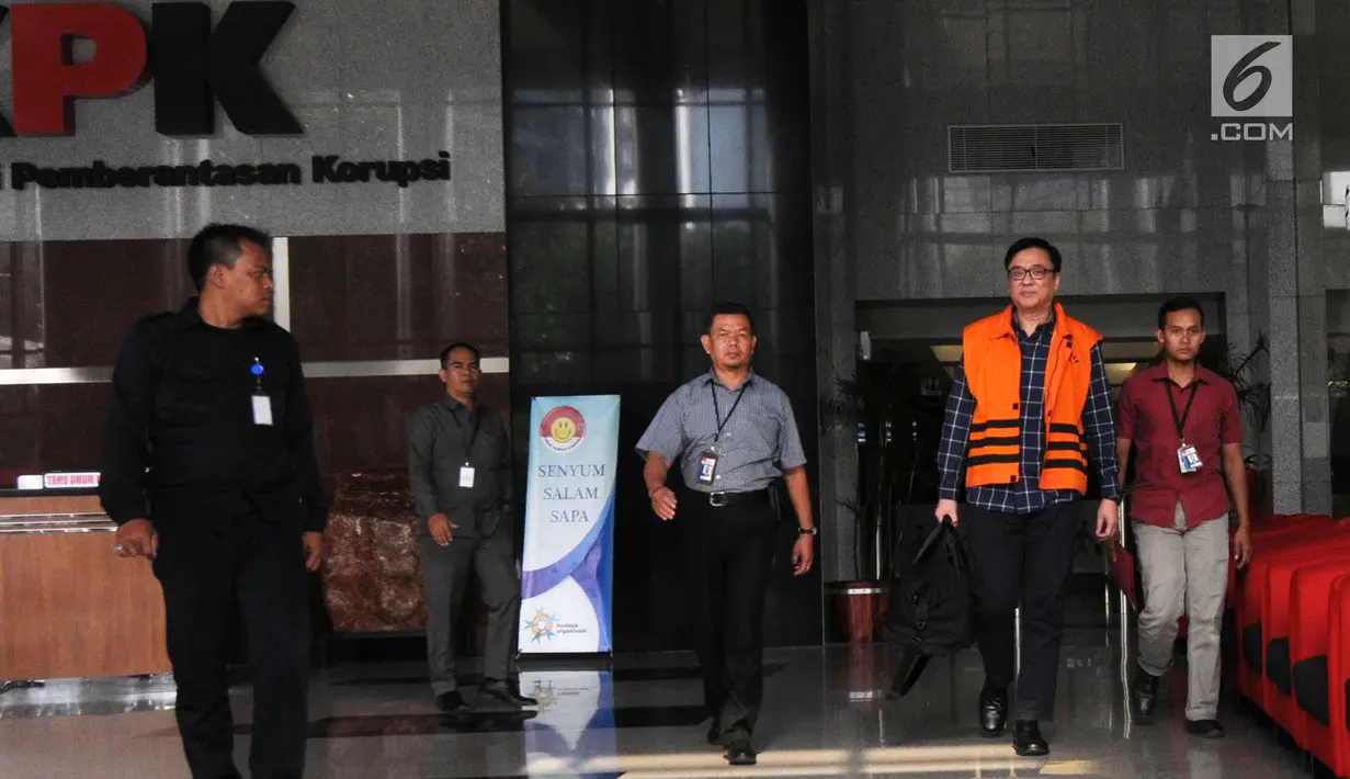 Direktur Operasional Lippo Group, Billy Sindoro memakai rompi tahanan usai menjalani pemeriksaan di gedung KPK, Jakarta, Selasa (16/10). Billy Sindoro resmi ditahan terkait kasus suap perizinan proyek pembangunan Meikarta. (merdeka.com/Dwi Narwoko)
