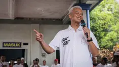 Calon Presiden nomor urut 03, Ganjar Pranowo saat berdialog dengan nelayan Cilacap, Jawa Tengah, Selasa (9/1/2024). (Liputan6.com/Faizal Fanani)